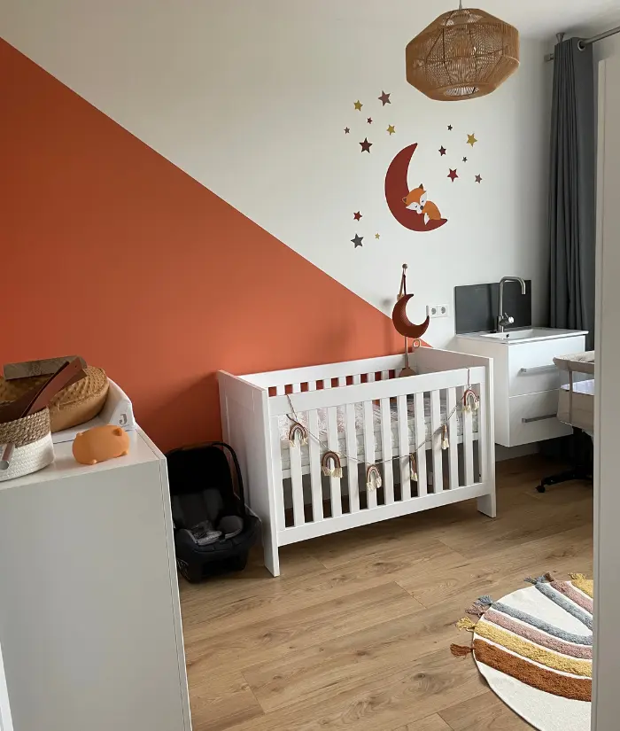 Terracotta babykamer met vosje op de maan muurdecoratie.webp